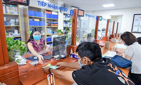 Người lao động làm thủ tục bảo hiểm xã hội tại Bảo hiểm xã hội quận Ba Đình (Hà Nội) - Ảnh: NAM TRẦN Người dân làm thủ tục tại cơ quan bảo hiểm xã hội - Ảnh: NAM TRẦN