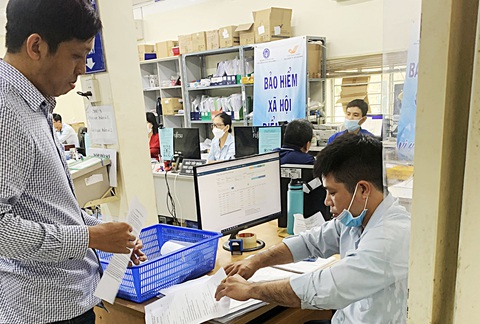 Người dân liên hệ Bảo hiểm xã hội quận 7, TP.HCM để làm thủ tục về bảo hiểm, trợ cấp (ảnh chụp ngày 19-10) - Ảnh:T.T.D. Người dân liên hệ Bảo hiểm xã hội quận 7, TP.HCM để làm thủ tục về bảo hiểm, trợ cấp (ảnh chụp ngày 19-10) - Ảnh:T.T.D.