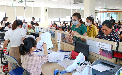 Cán bộ giải quyết hồ sơ liên quan đến bảo hiểm xã hội cho người lao động sau khi mất việc tại Trung tâm Dịch vụ việc làm Bắc Giang - Ảnh: HÀ QUÂN Cán bộ giải quyết hồ sơ thủ tục hành chính cho người dân - Ảnh: HÀ QUÂN