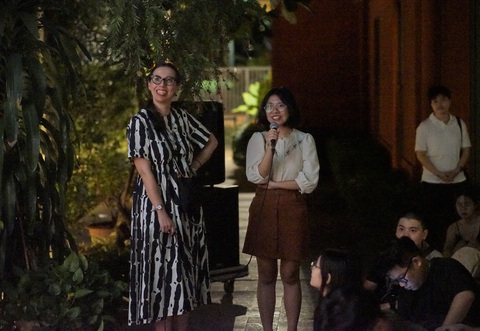 Dust & Metal: trải nghiệm điện ảnh - hòa nhạc độc đáo - Ảnh 4. Nữ đạo diễn Esther Johnson cười tươi khi được trò chuyện cùng khán giả về Dust & Metal - Ảnh: H.VY