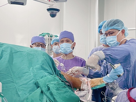 Tin tức sáng 22-10: Né tránh, sợ sai trong xử lý công việc xếp vào hành vi vi phạm đạo đức công vụ - Ảnh 3. Các bác sĩ trong ca mổ thị phạm kỹ thuật nhân dịp đại hội - Ảnh: BVCC