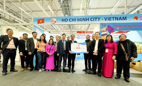 Lần đầu tiên TP.HCM có gian hàng tại Hội sách Frankfurt - Ảnh 4. Giám đốc Sở Thông tin và Truyền thông đại diện TP.HCM trao tặng bảng tượng trưng cho ông Trần Xuân Hiếu, chủ tịch Hội Người Việt tại thành phố Mainz.