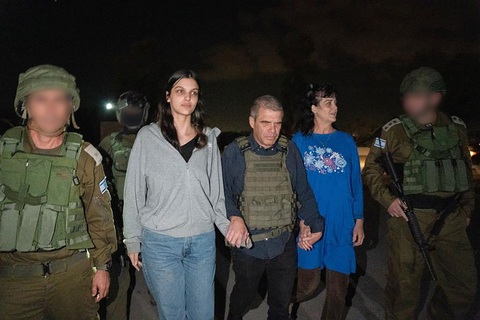 Hai con tin người Mỹ Judith Tai Raanan và con gái Natalie Raanan được trao cho phía Israel - Ảnh: CNN Hai con tin người Mỹ Judith Tai Raanan (thứ hai từ phải qua) và con gái Natalie Raanan được trao cho phía Israel - Ảnh: CNN