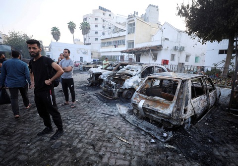 Hàng trăm người Mỹ kẹt ở Gaza, Nhà Trắng 'chỉnh' phát ngôn của ông Biden - Ảnh 1. Cảnh tại Bệnh viện Al-Ahli của Dải Gaza sau vụ tấn công ngày 18-10 - Ảnh: REUTERS
