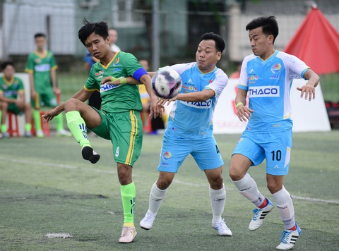 Hai 'lão tướng' U50 đưa Điện lực Miền Trung vào chung kết bóng đá công nhân khu vực Quảng Nam - Ảnh 2. Công đoàn Đà Nẵng (áo xanh lá) tỏ ra bất lực trước sự dày dặn kinh nghiệm của Điện lực Miền Trung - Ảnh: QUANG ĐỊNH