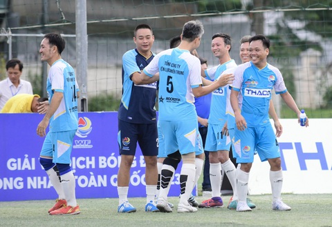 Hai 'lão tướng' U50 đưa Điện lực Miền Trung vào chung kết bóng đá công nhân khu vực Quảng Nam - Ảnh 1. Điện lực Miền Trung vào chung kết với đội hình già nhất giải, nhiều người tóc đã bạc - Ảnh: QUANG ĐỊNH