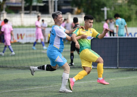 Hai 'lão tướng' U50 đưa Điện lực Miền Trung vào chung kết bóng đá công nhân khu vực Quảng Nam - Ảnh 4. Anh Phan Quang Tuân (trái) thi đấu ấn tượng từ đầu giải dù từng phải phẫu thuật tim - Ảnh: QUANG ĐỊNH