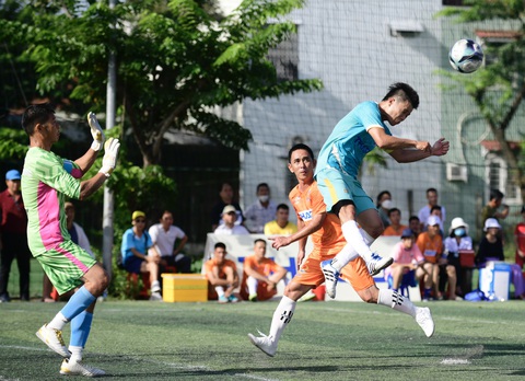Hai đội Đà Nẵng vào bán kết vòng loại Giải bóng đá công nhân khu vực Quảng Nam - Ảnh 3. Công đoàn Quảng Nam (áo xanh dương) toàn thắng ở vòng bảng và ghi đến 15 bàn - Ảnh: QUANG ĐỊNH
