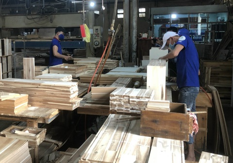 Tin tức sáng 22-10: Né tránh, sợ sai trong xử lý công việc xếp vào hành vi vi phạm đạo đức công vụ - Ảnh 1. Xuất khẩu gỗ 2023 có giảm so với cùng kỳ, nhưng đã có dấu hiệu phục hồi - Ảnh: N.TRÍ