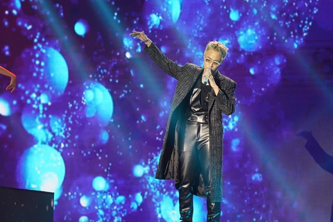 'Con nhà nòi' Hà An Huy chiến thắng Vietnam Idol 2023 - Ảnh 3. Hà An Huy trình diễn lại bản hit Rơi cho chính mình sáng tác ở phần trình diễn Top 3 chung cuộc