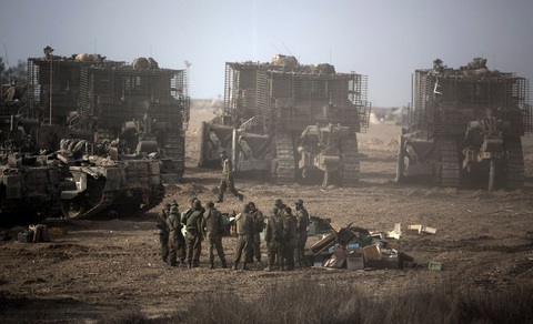 Israel bắt giữ lãnh đạo Hamas, Hamas tuyên bố không trao đổi số phận con tin - Ảnh 1. Binh sĩ Israel ở gần biên giới Dải Gaza - Ảnh: CNN