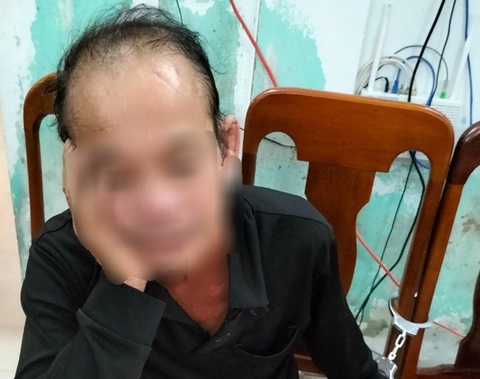 Nghi phạm hiếp dâm cụ bà 85 tuổi bị khởi tố, bắt tạm giam - Ảnh 1. Nghi phạm H. tại cơ quan công an - Ảnh: H.D.