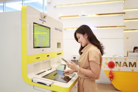 Nam A Bank ghi dấu ấn mạnh mẽ ở tuổi 31 - Ảnh 2. Khách hàng trải nghiệm điểm giao dịch số tự động ONEBANK - Ảnh: NAB