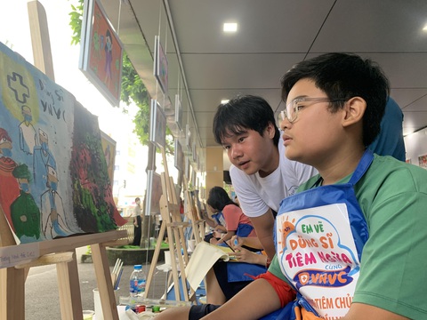 Họa sĩ Xèo Chu tham gia đồng hành tại cuộc thi “Em vẽ dũng sĩ tiêm ngừa cùng dũng sĩ VNVC”. Ảnh: Thiên An Họa sĩ Xèo Chu tham gia đồng hành tại cuộc thi “Em vẽ dũng sĩ tiêm ngừa cùng dũng sĩ VNVC” - Ảnh: Thiên An