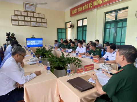 Hơn 100 giờ quần thảo trên biển vẫn chưa thấy 13 ngư dân mất tích vụ chìm tàu - Ảnh 1. Cuộc họp tại Sở chỉ huy tiền phương có kết nối trực tuyến với các tàu đang tìm kiếm ngoài biển - Ảnh: LÊ TRUNG
