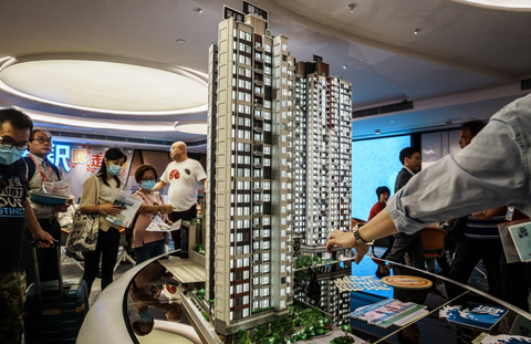Bất động sản đắt đỏ tại Hong Kong đang được bán giảm giá - Ảnh 1. Người mua đến xem dự án Coast Line tại Hong Kong tháng 8-2023 - Ảnh: BLOOMBERG