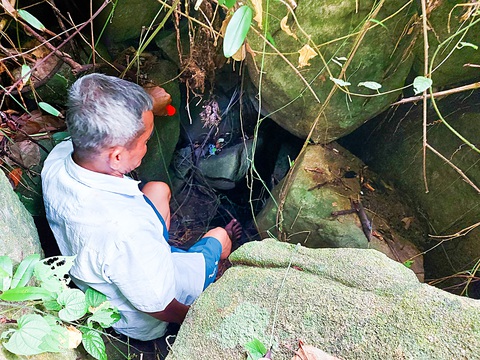 Nằm lưng chừng núi Ma Thiên Lãnh, cửa hang đá nhỏ xíu bằng một người chui được ông Luân phát hiện có mạch nước ngầm Nằm lưng chừng núi Ma Thiên Lãnh, cửa hang đá nhỏ xíu bằng một người chui được ông Luân phát hiện có mạch nước ngầm
