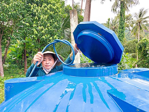 Chị Huỳnh Thị Mai tích trữ nước suối để phục vụ ăn uống và sinh hoạt Chị Huỳnh Thị Mai tích trữ nước suối để phục vụ ăn uống và sinh hoạt