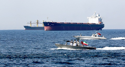 Tàu chở dầu tại eo biển Hormuz, một tuyến vận chuyển dầu quan trọng của thế giới - Ảnh: AFP Tàu chở dầu tại eo biển Hormuz, một tuyến vận chuyển dầu quan trọng của thế giới - Ảnh: AFP