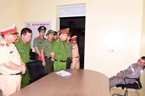 Khởi tố 'ma men' chống đối khi bị kiểm tra nồng độ cồn - Ảnh 1. Vì say rượu nên Bùi Văn Chiến ngủ luôn trên ghế sau khi được đưa về trụ sở Công an xã Nam Sơn, huyện An Dương - Ảnh: Công an Hải Phòng