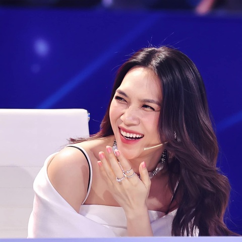 Chung kết Vietnam Idol 2023: Xuân Định K.Y 'out top 3' trong tiếc nuối - Ảnh 1. Mỹ Tâm đắm chìm trong các màn trình diễn, quên luôn nhiệm vụ của giám khảo