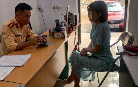 Lái ô tô ngược chiều trên cao tốc, nữ tài xế bị phạt 17 triệu đồng - Ảnh 2. Nữ tài xế làm việc với cảnh sát giao thông sau khi sự việc xảy ra - Ảnh: HỒNG QUANG
