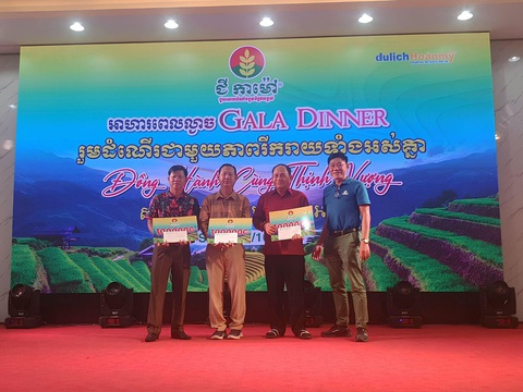 PVCFC tổ chức tour du lịch Việt Nam tri ân khách hàng Campuchia- Ảnh 2. PVCFC trao quà tặng tri ân đại lý cấp 2 Campuchia