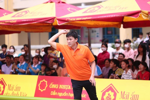 Tin tức giải trí 21-10: Thanh Hằng gây sốt với nhan sắc xinh đẹp trong tà áo dài đỏ - Ảnh 5. Quách Ngọc Tuyên thực hiện thử thách phóng phi tiêu - Ảnh: BTC