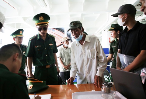 Làng biển Đông An tột cùng đau đớn tiễn hai ngư dân chìm tàu - Ảnh 2. Ông Hiền tại buổi ký nhận bàn giao thi thể của con trai mình chiều 20-10 - Ảnh: LÊ TRUNG
