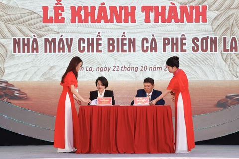 WinCommerce đồng hành với tỉnh Sơn La phát triển nguồn cung cà phê bền vững - Ảnh 2. Tổng Giám đốc WinCommerce và Chủ tịch HĐQT Công ty CP Chế biến Cà phê Sơn La ký kết Biên bản ghi nhớ.