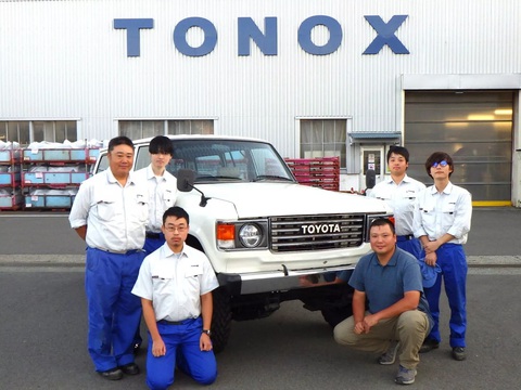 Toyota Land Cruiser hoen rỉ được trẻ hóa với động cơ điện - Ảnh 4. Tonox và Flex mới chỉ công bố video quá trình sửa đổi, còn các thông số cụ thể có thể phải chờ đến triển lãm Japan Mobility Show 2023. Chiếc xe sau khi được hoàn thiện trông gần như y nguyên bản gốc. Điểm khác biệt lớn nhất nằm ở động cơ. Chưa rõ nội thất có được sửa đổi gì không, nhưng chắc chắn không thể thiếu màn hình hiển thị thông tin liên quan đến dung lượng pin - Ảnh: Tonox/Flex