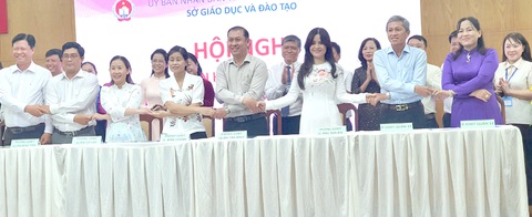 Lãnh đạo các phòng giáo dục và đào tạo ở TP.HCM ký cam kết sẽ xây dựng trường học hạnh phúc vào sáng 20-10 - Ảnh: H.HG. Lãnh đạo các phòng giáo dục và đào tạo ở TP.HCM ký cam kết sẽ xây dựng trường học hạnh phúc vào sáng 20-10 - Ảnh: H.HG.