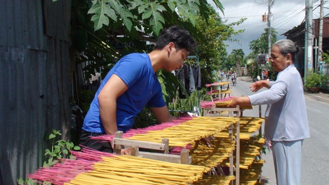 Võ Nguyễn Xuân Trường, tân sinh viên Trường đại học Công Thương TP.HCM, thường ngày ở nhà phụ giúp ông bà làm nhang - Ảnh: ĐẶNG TUYẾT Võ Nguyễn Xuân Trường, tân sinh viên Trường đại học Công Thương TP.HCM, thường ngày ở nhà phụ giúp ông bà làm nhang - Ảnh: ĐẶNG TUYẾT