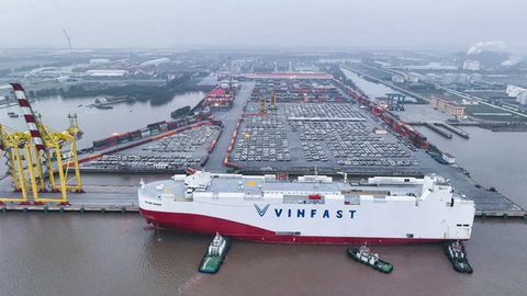 VinFast và quỹ của Mỹ thỏa thuận mua cổ phiếu trị giá 1 tỉ USD - Ảnh 1. VinFast đã xuất cảng lô xe VF 8 - Ảnh: Đ.H.