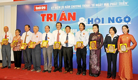 Tri ân những người đồng hành cùng Vì ngày mai phát triển tại lễ kỷ niệm 20 năm - Ảnh: Minh Đức Tri ân những người đồng hành cùng Vì ngày mai phát triển tại lễ kỷ niệm 20 năm - Ảnh: Minh Đức