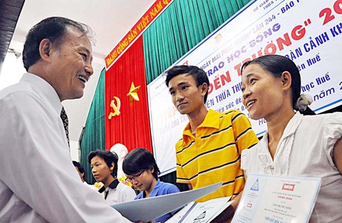 Thầy Nguyễn Thiện Tống trao học bổng "Tiếp sức đến trường" tại Huế năm 2009 - Ảnh: THÁI LỘC Thầy Nguyễn Thiện Tống trao học bổng "Tiếp sức đến trường" tại Huế năm 2009 - Ảnh: THÁI LỘC