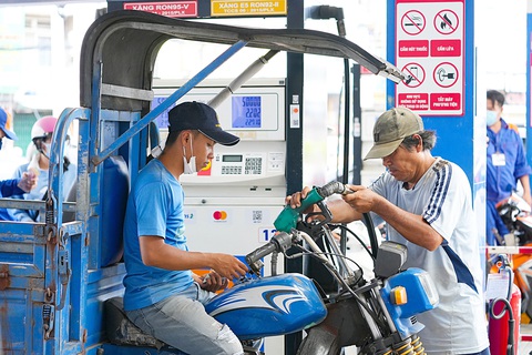 Người tiêu dùng mong muốn liên bộ Tài chính - Công Thương sử dụng tốt các công cụ điều tiết để giá xăng dầu không tăng sốc - Ảnh: HỮU HẠNH Giá xăng quay trở lại tăng mạnh - Ảnh: HỮU HẠNH