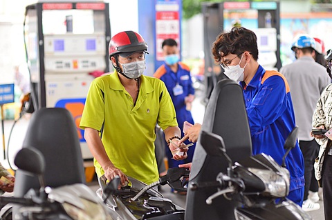 Giá xăng dầu dự báo có nhiều biến động đến cuối năm. Trong ảnh: khách đổ xăng tại TP.HCM - Ảnh: Q.ĐỊNH Giá xăng dầu dự báo có nhiều biến động đến cuối năm. Trong ảnh: khách đổ xăng tại TP.HCM - Ảnh: Q.ĐỊNH