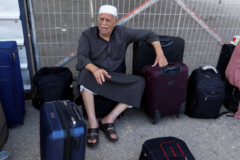 Một người Palestine có song tịch đang chờ đợi để rời Gaza ở khu vực cửa khẩu Rafah, ngày 21-10 - Ảnh: REUTERS Một người Palestine có song tịch đang chờ đợi để rời Gaza ở khu vực cửa khẩu Rafah, ngày 21-10 - Ảnh: REUTERS
