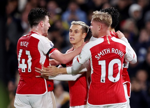 Arsenal hoà Chelsea sau khi bị dẫn trước 2-0 - Ảnh 4. Niềm vui của các cầu thủ Arsenal sau khi Leandro Trossard gỡ hòa 2-2 cho Arsenal - Ảnh: REUTERS