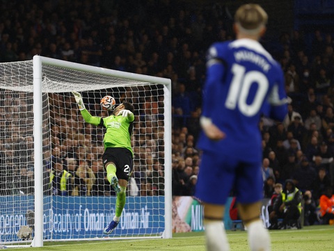 Arsenal hoà Chelsea sau khi bị dẫn trước 2-0 - Ảnh 1. Đường chuyền của Mudryk bất ngờ đi thẳng vào khung thành khiến thủ môn Arsenal hoàn toàn bó tay - Ảnh: REUTERS