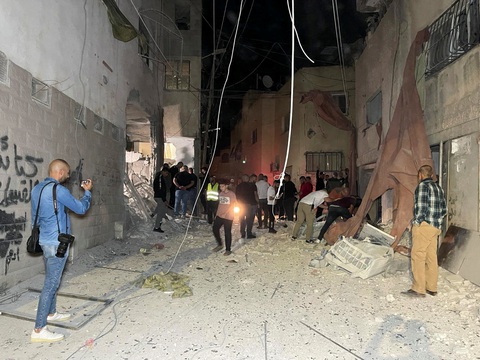 Israel không kích 'sở chỉ huy' của Hamas, Jihad tại nhà thờ Hồi giáo ở Bờ Tây - Ảnh 1. Bức ảnh cho thấy thiệt hại tại khu vực nhà thờ al-Ansar trong trại tị nạn Jenin ở Bờ Tây sau vụ không kích của Israel - Ảnh: REUTERS