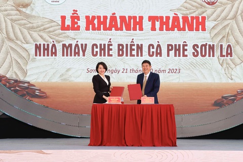 WinCommerce đồng hành với Sơn La phát triển nguồn cung cà phê bền vững - Ảnh 4. Bà Nguyễn Thị Phương, Tổng Giám đốc WinCommerce cùng ông Nguyễn Như Hùng, Chủ tịch HĐQT Công ty CP Chế biến Cà phê Sơn La tại sự kiện ký kết biên bản hợp tác.
