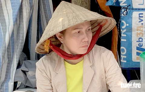 Chị Nguyễn Hoàng Quyển trong căn nhà che tạm bằng bạt sau khi nhà xây đã bị đập đi - Ảnh: P.NHI Chị Nguyễn Hoàng Quyển trong căn nhà che tạm bằng bạt sau khi nhà xây đã bị đập đi - Ảnh: P.NHI