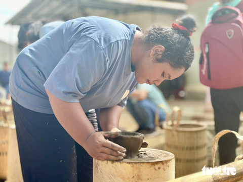 Bạn H Út Măng (xã Yang tao, huyện Lắk, Đắk Lắk) say sưa tạo hình gốm thủ công của người M'nông sau khi được hướng dẫn - Ảnh: THẾ THẾ Bạn H'Út Măng (xã Yang Tao, huyện Lắk, Đắk Lắk) tạo hình gốm thủ công của người M'nông sau khi được hướng dẫn
