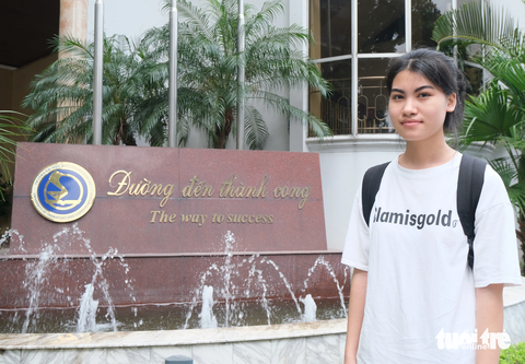 Không từ bỏ ước mơ, đi học kiếm tiền lo cho mẹ ung thư - Ảnh 1. Hoàng Thị Thu Hương (tân sinh viên Trường đại học Giao thông vận tải Hà Nội) quyết tâm đến trường, mai sau có công việc ổn định để lo cho mẹ đang bị ung thư - Ảnh: HÀ THANH