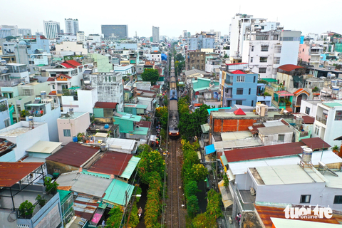 helo - Ảnh 8. Cuối tháng 8 vừa qua, UBND TP.HCM có công văn đề nghị Bộ Giao thông vận tải chấp thuận bố trí kinh phí cho Tổng công ty Đường sắt Việt Nam khắc phục, sửa chữa các hư hỏng tại 14km hàng rào đường sắt trên địa bàn thành phố. Lý do là UBND TP đã đề nghị Tổng công ty Đường sắt Việt Nam sửa chữa hàng rào để đảm bảo an toàn, mỹ quan đô thị nhưng doanh nghiệp này cho biết kinh phí hạn chế nên đề nghị địa phương quan tâm bố trí nguồn kinh phí để sửa chữa