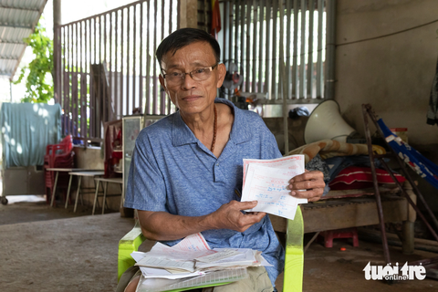 'Sống treo' bên di tích hàng rào điện tử McNamara 2 tỉ USD - Ảnh 1. Ông Nguyễn Ngọc Mẫn có đầy đủ giấy tờ, hồ sơ cấp đất nhưng không được cấp giấy chứng nhận quyền sử dụng đất do vướng quy hoạch - Ảnh: HOÀNG TÁO