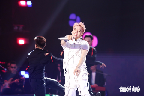 Ồn ào chung kết Vietnam Idol: Sơn Tùng vỡ giọng, Xuân Định K.Y bị loại tiếc nuối - Ảnh 2. Xuất thân từ gia đình nông dân nghèo, Xuân Định phải nghỉ học sớm vì không có tiền đóng học phí, tham gia Vietnam Idol chính là một trong những thành công lớn đối với thí sinh 23 tuổi này - Ảnh: PHƯƠNG QUYÊN
