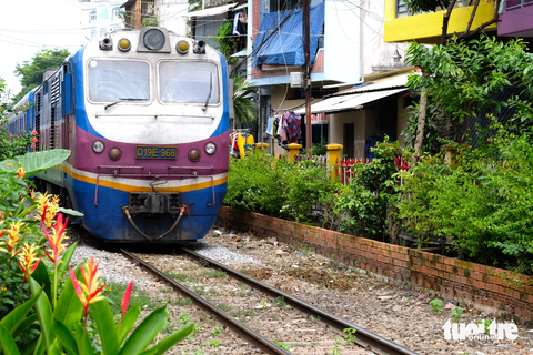 helo - Ảnh 7. Đường sắt Bắc - Nam qua địa bàn TP.HCM có 3 nhà ga (ga Sài Gòn, Gò Vấp và Bình Triệu) với 24 vị trí đường ngang. Trong đó có 21 đường ngang có người gác (do Tổng công ty Đường sắt Việt Nam bố trí người gác), 3 đường ngang không có người gác (tổ chức phòng vệ theo hình thức cần chắn tự động)